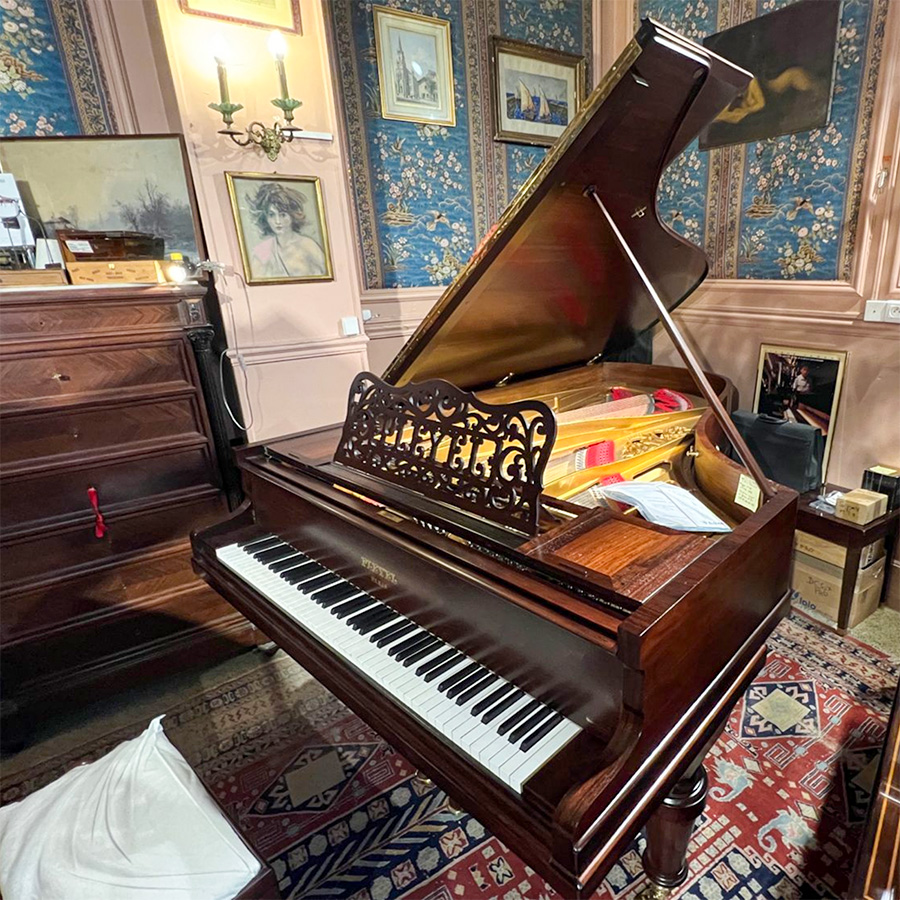 Piano à queue Playel ancien, rénové par l'équipe Nebout & Hamm