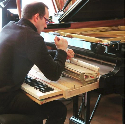 Portrait de Fabien Porée, gérant de West Piano à Tinteniac (35))
